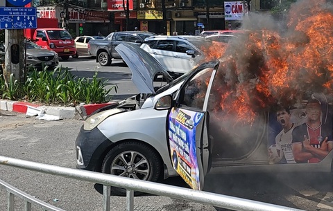 Xe taxi bốc cháy ngùn ngụt giữa phố Hà Nội- Ảnh 1. Hiện trường vụ cháy xe taxi trên đường Láng - Ảnh: M.T.