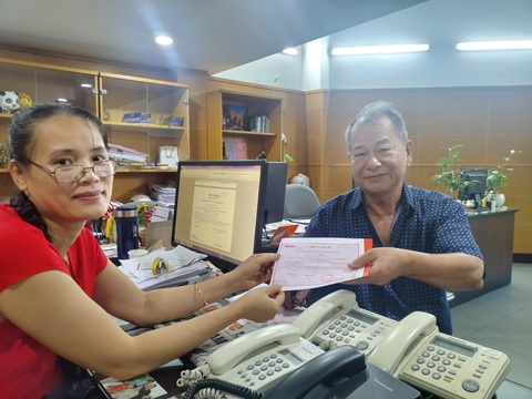 Chúng tôi sẽ góp thêm sức cho y tế ở Cần Giờ- Ảnh 1. Bạn đọc đến trực tiếp tòa soạn báo Tuổi Trẻ đóng góp cho chương trình “Tàu cấp cứu đường thủy cho Cần Giờ” vào ngày 12-6 - Ảnh: SONG KHUÊ