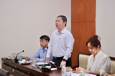 Bí thư quận 1 Dương Anh Đức: Giữa trung tâm, có gia đình chia ca ngủ vì chật chội- Ảnh 1. Bí thư Quận ủy quận 1 Dương Anh Đức phát biểu thảo luận - Ảnh: NG.NH