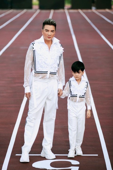 Lan Khuê - Minh Tú ‘đụng độ’ tại Extra men show 3- Ảnh 13. Đàm Vĩnh Hưng chia sẻ trước khi ra sân khấu anh sợ trời nắng quá con trai Polo sẽ không chịu diễn. Tuy nhiên, sau đó bé Polo đã ngoan ngoãn xuất hiện cùng bố ở vị trí vedette, trong tiếng reo hò tán thưởng của các khách mời.