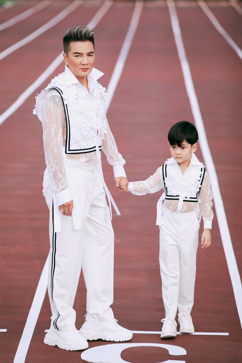 Lan Khuê - Minh Tú ‘đụng độ’ tại Extra men show 3- Ảnh 14. Trên sàn catwalk dài vài trăm mét, Mr Đàm vừa diễn, vừa động viên con trai. Bé tỏ ra rất hợp tác, nhất là khi được bố chỉ cho thấy người quen ở trên khán đài.