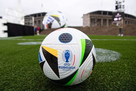 Quả bóng thông minh giúp xác định cầu thủ việt vị tại Euro 2024- Ảnh 1. Quả bóng Fussballliebe với tên gọi
