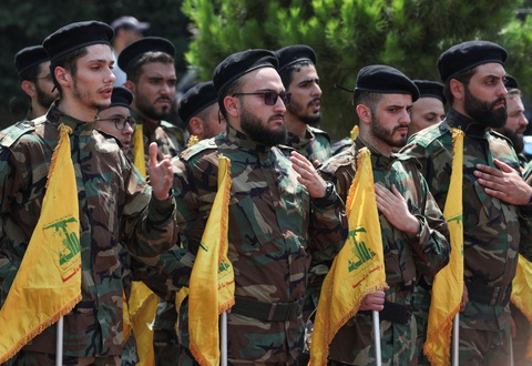 Xung đột Israel - Hezbollah leo thang có dẫn đến chiến tranh toàn diện?- Ảnh 1. Các thành viên của lực lượng Hezbollah tham dự lễ tang của chỉ huy cấp cao Taleb Abdallah ngày 12-6 - Ảnh: REUTERS