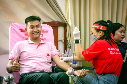 Lan tỏa yêu thương và tôn vinh những tấm lòng vàng hiến máu- Ảnh 3. Tình nguyện viên áo hồng CPV tham gia hiến máu tại ngày hội