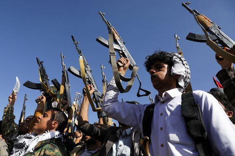 Tin tức thế giới 13-6: Houthi tiếp tục bắn tàu hàng trên Biển Đỏ; Iran tăng làm giàu uranium- Ảnh 3. Những người biểu tình tại thủ đô Saana của Yemen ngày 7-6, đa số là người ủng hộ lực lượng Houthi, thể hiện sự giận dữ với Israel - Ảnh: REUTERS