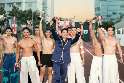 Lan Khuê - Minh Tú ‘đụng độ’ tại Extra men show 3- Ảnh 26. Đạo diễn Hưng Phúc chia sẻ cùng ê kíp dành nhiều tâm huyết chuẩn bị cho show trong nhiều tháng.