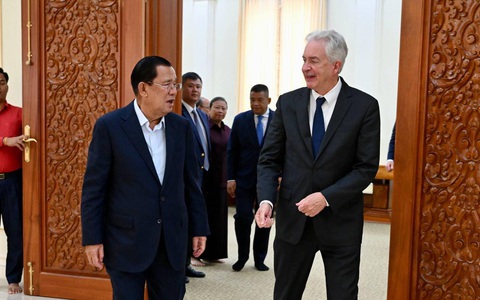 Ông Hun Sen: 'Nếu bạn không biết rõ Hun Sen, đừng gây rối với Hun Sen'- Ảnh 1. Chủ tịch Thượng viện Campuchia Hun Sen (trái) gặp Giám đốc CIA William Burns - Ảnh: Facebook/Samdech Hun Sen of Cambodia