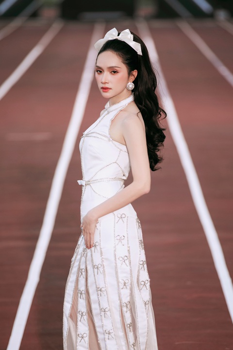 Lan Khuê - Minh Tú ‘đụng độ’ tại Extra men show 3- Ảnh 20. Cô diện bộ đầm có phần thân trên thiết kế như áo cổ yếm, phần thân dưới tua rua. Nàng hậu trình diễn nhẹ nhàng, duyên dáng, được nhiều khán giả khen xinh đẹp, quyến rũ.