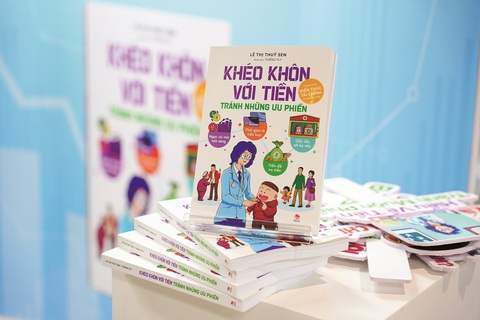 Học kiến thức tài chính qua truyện tranh Khéo khôn với tiền - Tránh những ưu phiền- Ảnh 2. “Khéo khôn với tiền - Tránh những ưu phiền” là cuốn truyện tranh được các chuyên gia khuyến nghị nên đọc, cần cho mỗi gia đình. Sách cung cấp một cách thú vị các tri thức về tài chính, giúp người đọc tránh được cạm bẫy của tiền bạc