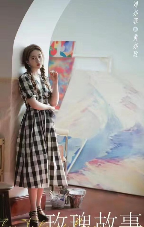'Hoa mắt' với Lưu Diệc Phi, mặc 35 bộ váy áo chỉ trong 5 tập phim- Ảnh 7. Tạo hình đậm chất vintage của Lưu Diệc Phi nhưng mọt phim cũng soi ra loạt hot item trong giới thời trang được nữ diễn viên khéo léo sử dụng