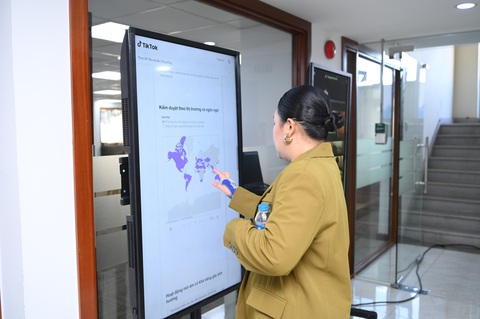 Dạy con về an toàn trên mạng ra sao?- Ảnh 2. Tiêu chuẩn Cộng đồng của TikTok giúp người dùng, nhà sáng tạo nội dung, doanh nghiệp, thương hiệu và cộng đồng nói chung thỏa sức sáng tạo mà vẫn đảm bảo môi trường số an toàn, tích cực.