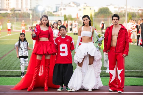 Lan Khuê - Minh Tú ‘đụng độ’ tại Extra men show 3- Ảnh 11. Lan Khuê, Minh Tú chào kết bộ sưu tập cùng nhà thiết kế Hà Nhật Tiến. Việc Lan Khuê, Minh Tú cùng đứng chung khung hình khiến khán giả thích thú.