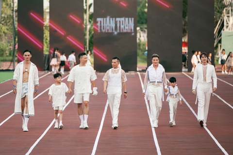 Lan Khuê - Minh Tú ‘đụng độ’ tại Extra men show 3- Ảnh 18. Bộ sưu tập Hoa trong đá của nhà thiết kế Tuấn Trần không chỉ mang lại sự mới mẻ và phong cách mà còn phù hợp với mọi hoàn cảnh, từ dạo phố đến những sự kiện sang trọng. Đây thực sự là lựa chọn hoàn hảo cho những quý ông yêu thích sự tinh tế và đẳng cấp trong thời trang.