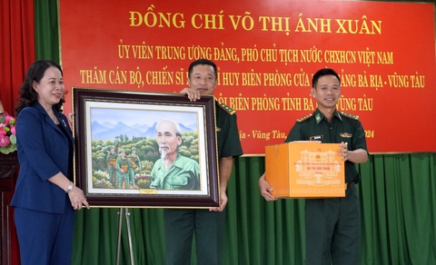 Phó chủ tịch nước Võ Thị Ánh Xuân: Việt Nam còn nhiều tiềm năng, dư địa để phát triển kinh tế biển- Ảnh 2. Phó chủ tịch nước Võ Thị Ánh Xuân tặng bức tranh