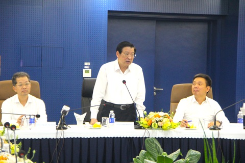 Lương chuyên gia hàng đầu Tập đoàn FPT ngang bằng Nhật, Ý, cao hơn lương tổng giám đốc- Ảnh 3. Ông Phan Đình Trạc phát biểu trong buổi làm việc tại khu công nghệ thông tin tập trung FPT Đà Nẵng - Ảnh: TRƯỜNG TRUNG