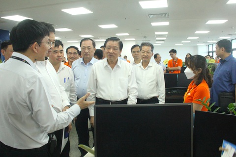Lương chuyên gia hàng đầu Tập đoàn FPT ngang bằng Nhật, Ý, cao hơn lương tổng giám đốc- Ảnh 1. Ông Phan Đình Trạc - trưởng Ban Nội chính Trung ương - đi khảo sát thực địa tại khu công nghệ thông tin tập trung FPT Đà Nẵng - Ảnh: TRƯỜNG TRUNG