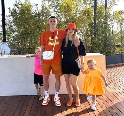 Các WAGs gửi 'bưu kiện bí mật' cho tuyển Anh trước giờ ra quân Euro- Ảnh 3. Phil Foden - ngôi sao hàng đầu đội tuyển Anh tại Euro 2024 - chụp ảnh cùng vợ con - Ảnh: FBNV