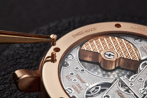 Louis Vuitton ra mắt đồng hồ Escale kỷ niệm 10 năm- Ảnh 3. Rotor nhỏ bằng vàng 22k, kết hợp với bánh răng, cung cấp khả năng lên dây đặc biệt chuẩn xác với 50 giờ dự trữ năng lượng.