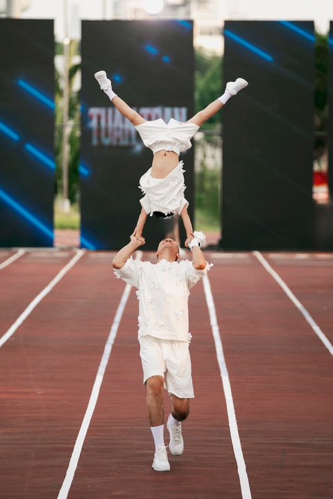 Lan Khuê - Minh Tú ‘đụng độ’ tại Extra men show 3- Ảnh 16. Trên sàn runway, cha con Quốc Cơ - bé Bắp khiến khán giả thót tim khi bất ngờ có màn diễn xiếc ngắn. Bé Bắp tự tin ‘trồng cây chuối’ trên hai tay của ba, khiến khán giả ồ lên thích thú.
