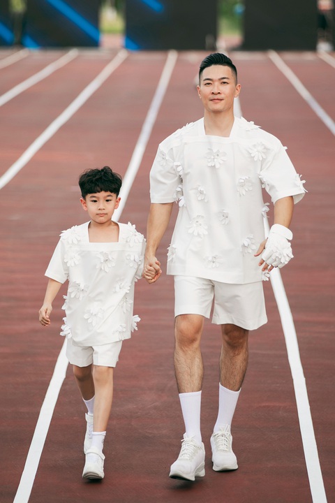Lan Khuê - Minh Tú ‘đụng độ’ tại Extra men show 3- Ảnh 15. Quốc Cơ và con trai tự tin sải bước