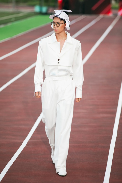 Lan Khuê - Minh Tú ‘đụng độ’ tại Extra men show 3- Ảnh 24. NTK sử dụng phong cách Sporty - Chic để thể hiện sự năng động nhưng không làm thay đổi tinh thần chính của thương hiệu.