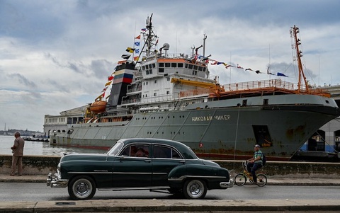 Mỹ đang theo dõi sát các tàu chiến Nga ở vùng Caribê- Ảnh 1. Tàu kéo Nikolay Chiker của Nga cập cảng Havana, Cuba hôm 12-6 - Ảnh: AFP