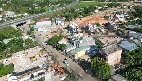 Cận cảnh tháo dỡ biệt thự giao mặt bằng thi công cao tốc- Ảnh 2. Khu vực ngã tư Quốc Tế