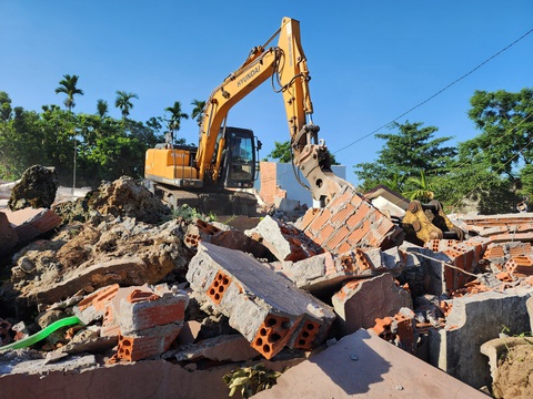 Cận cảnh tháo dỡ biệt thự giao mặt bằng thi công cao tốc- Ảnh 4. Người dân đồng ý bàn giao mặt bằng đến đâu, xe cơ giới tháo dỡ nhà đến đó