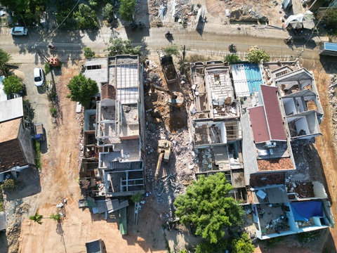 Cận cảnh tháo dỡ biệt thự giao mặt bằng thi công cao tốc- Ảnh 7. Việc trong thời gian ngắn tháo dỡ hàng chục căn nhà kiên cố, biến khu vực ngã tư Quốc Tế như một công trường