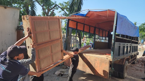 Cận cảnh tháo dỡ biệt thự giao mặt bằng thi công cao tốc- Ảnh 3. Người dân dọn dỡ tài sản ra chở khỏi căn nhà phải tháo dỡ