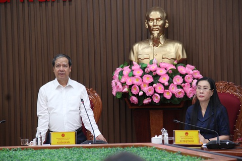 Bộ trưởng Nguyễn Kim Sơn: Phải có các phương án dự phòng thiên tai, rủi ro trong mùa thi- Ảnh 2. Bộ trưởng Nguyễn Kim Sơn lưu ý nhiều vấn đề để Quảng Ngãi chủ động xử lý, đảm bảo kỳ thi an toàn - Ảnh: TRẦN MAI
