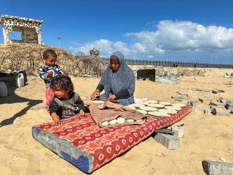 Người phụ nữ chuẩn bị thức ăn cho trẻ em Palestine ở thành phố Rafah, phía Nam Dải Gaza - Ảnh: REUTERS Người phụ nữ chuẩn bị thức ăn cho trẻ em Palestine ở thành phố Rafah, phía Nam Dải Gaza - Ảnh: REUTERS