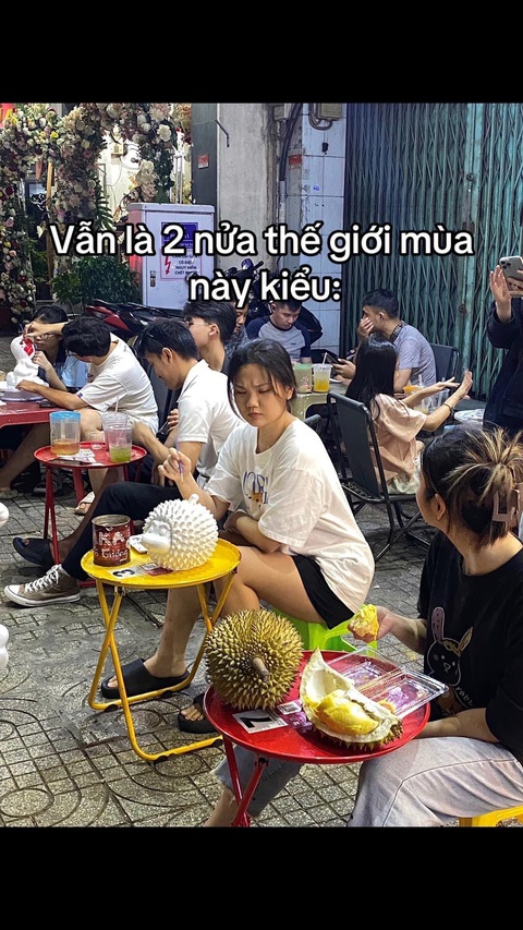 Ảnh vui 13-6: Chia đôi thế giới vì miếng sầu riêng- Ảnh 1. Ê, về nhà ăn nha bà già!