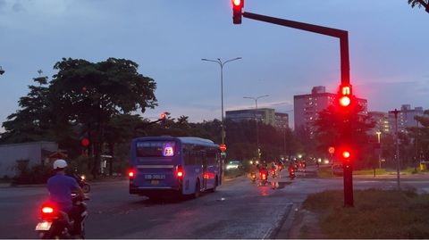 Thót tim với những màn vượt đèn đỏ của tài xế xe buýt- Ảnh 1. Xe buýt số 33 biển số 51B-300.01 vượt đèn đỏ tại giao lộ Nguyễn Du - Hồ Xuân Hương chiều 6-6 - Ảnh: XUÂN ĐOÀN