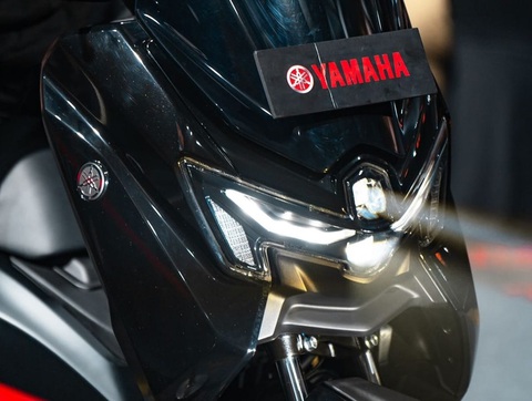 Yamaha Nmax Turbo ra mắt: 'Đàn anh' của LEXi 155, công suất cũ nhưng bứt tốc như xe điện- Ảnh 5. Yamaha NMax Turbo sở hữu cụm đèn pha LED hoàn toàn mới. Hệ thống chiếu sáng phía sau cũng sử dụng công nghệ LED hiện đại. Khu vực bảng đồng hồ Multi-Infotainment Display được thiết kế tỉ mỉ theo hướng sang trọng hơn, cung cấp đầy đủ thông tin và dễ dàng thao tác. Yên xe cũng được thiết kế lại, mang đến tư thế ngồi thoải mái hơn - Ảnh: Yamaha