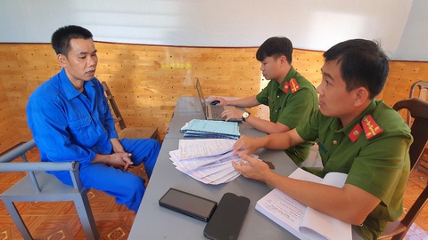 Làm hồ sơ giả mua bán đất, chiếm đoạt hơn 8 tỉ đồng- Ảnh 1. Ông Hợp tại cơ quan công an thừa nhận đã lập 12 bộ hồ sơ giả để chiếm đoạt hơn 8 tỉ đồng - Ảnh: S.Đ.