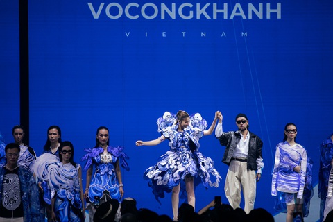 Thanh Hằng 'lỗ vốn' khi làm vedette show thời trang?- Ảnh 8. Sau khi diễn xong, Thanh Hằng vào hậu trường nghỉ ngơi thì nhà thiết kế Võ Công Khanh hào hứng thông báo đã có người mua ngay bộ váy mà cô vừa trình diễn. Thanh Hằng vỡ òa niềm vui, chúc mừng nhà thiết kế