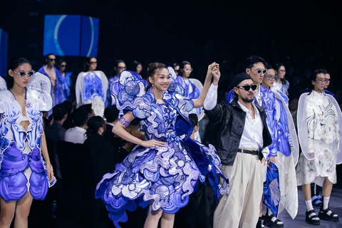 Thanh Hằng 'lỗ vốn' khi làm vedette show thời trang?- Ảnh 9. Chương trình tối qua là đêm mở màn của ‘Show diễn một thập kỷ’. Thanh Hằng đã đồng hành xuyên suốt từ khi chương trình mới được tổ chức, hơn chục năm qua. Cô cũng là người mẫu hiếm hoi được hầu như toàn bộ NTK tên tuổi của Việt Nam mời trình diễn ở vị trí vedette trong tất cả các show.