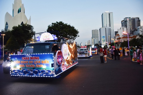 Ánh sáng lung linh tô điểm cho phố đêm Nha Trang - Ảnh: TRẦN HOÀI Ánh sáng lung linh tô điểm cho phố đêm Nha Trang - Ảnh: TRẦN HOÀI