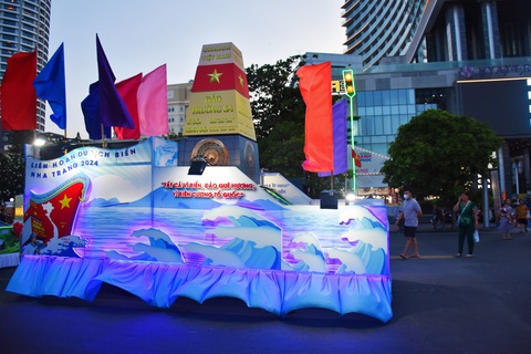Nhiều xe mang biểu tượng, trang trí về chủ quyền biển đảo - Ảnh: TRẦN HOÀI Nhiều xe mang biểu tượng, trang trí về chủ quyền biển đảo - Ảnh: TRẦN HOÀI