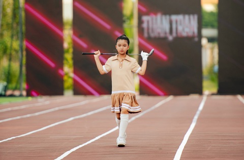 Mẫu nhí 'gây sốt' khi đánh golf, trượt ván ngay trên sàn catwalk- Ảnh 6. Mẫu nhí 'gây sốt' khi đánh golf, trượt ván ngay trên sàn catwalk- Ảnh 6.
