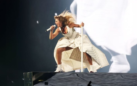 Taylor Swift trình diễn bốc lửa tại Liverpool đêm qua - Ảnh: The Mirror Taylor Swift trình diễn bốc lửa tại Liverpool đêm qua - Ảnh: The Mirror