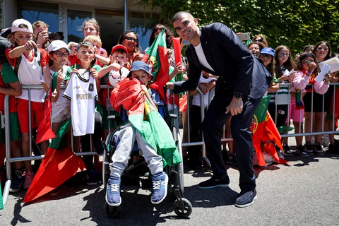 5.000 người hâm mộ đón Ronaldo và tuyển Bồ Đào Nha- Ảnh 3. Ảnh: Portugal