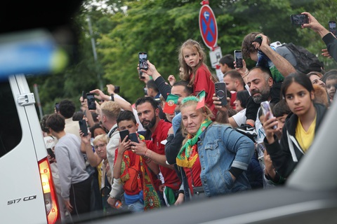 5.000 người hâm mộ đón Ronaldo và tuyển Bồ Đào Nha- Ảnh 7. Ảnh: Portugal