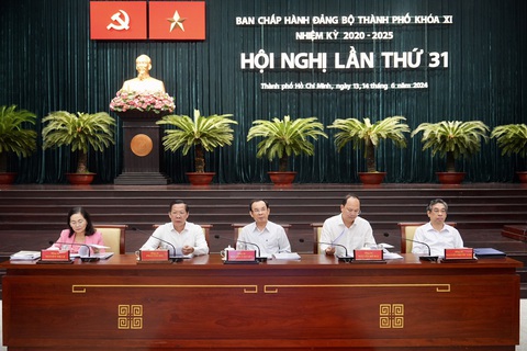 Bí thư Nguyễn Văn Nên: Còn nhiều khu dân cư bất tiện, không để người dân chịu đựng thêm nữa- Ảnh 1. Thường trực Thành ủy TP.HCM chủ trì hội nghị - Ảnh: HỮU HẠNH