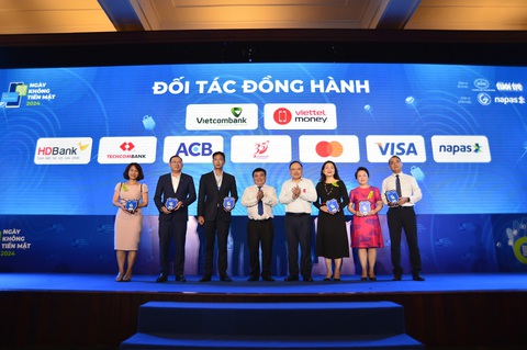 NAPAS: Còn nhiều dư địa phát triển giao dịch không tiền mặt- Ảnh 3. Nhiều ngân hàng đang đẩy mạnh đầu tư ứng dụng công nghệ nhằm tăng cường bảo mật và trải nghiệm người dùng trong thanh toán trực tuyến - Ảnh: QUANG ĐỊNH