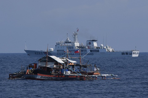 Tàu hải cảnh Trung Quốc di chuyển gần một tàu đánh cá Philippines trên Biển Đông ngày 16-5 - Ảnh: AFP Tàu hải cảnh Trung Quốc di chuyển gần một tàu đánh cá Philippines trên Biển Đông ngày 16-5 - Ảnh: AFP