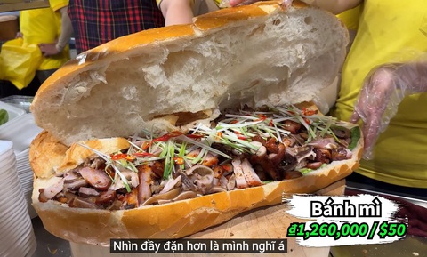 Mua ổ bánh mì giá 1,2 triệu đồng tặng cho người nhặt ve chai- Ảnh 3. Ổ bánh mì thành phẩm nặng khoảng 5kg, bao gồm 3kg thịt các loại, ổ bánh mì và rau dưa ăn kèm (Ảnh chụp màn hình)