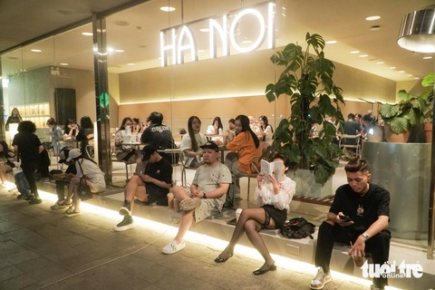 Người trẻ Hà Nội xếp hàng từ 4h sáng để uống cà phê, có người chuẩn bị từ 0h- Ảnh 1. 4h sáng, đã có rất đông bạn trẻ có mặt tại cửa hàng cà phê, trà sữa trên phố Tông Đản để