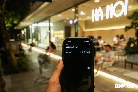 Người trẻ Hà Nội xếp hàng từ 4h sáng để uống cà phê, có người chuẩn bị từ 0h- Ảnh 2. 3h54 phút sáng, đã có rất nhiều người trẻ ngồi đợi cửa hàng mở cửa - Ảnh: PHẠM TUẤN